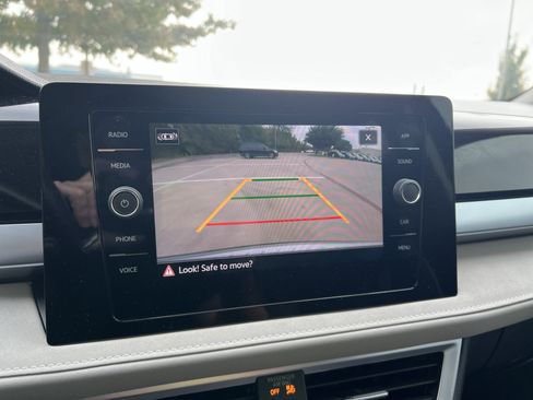 Certified 2025 Volkswagen Taos SE image 23