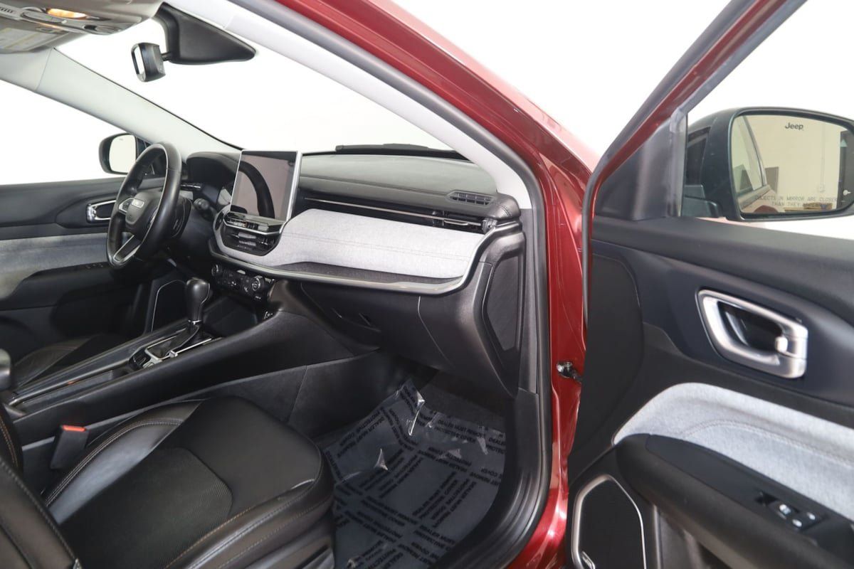 Used 2022 Jeep Compass Latitude w/ Sun and Sound Group AWD/4WD image 39