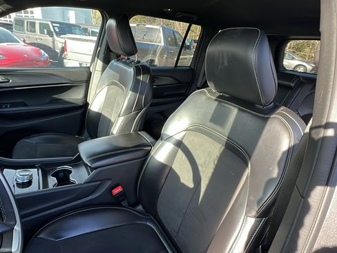 Used 2024 Jeep Grand Cherokee Altitude image 18