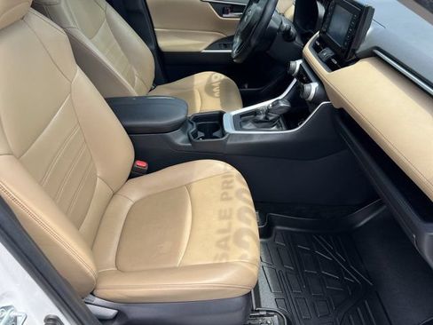 Used 2019 Toyota RAV4 XLE Premium FWD image 16