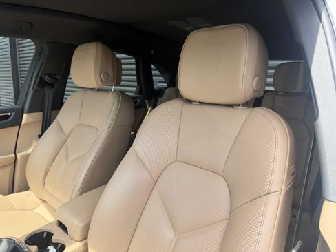 Certified 2024 Porsche Macan AWD/4WD image 17