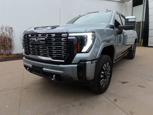 Used 2024 GMC Sierra 2500 Denali Ultimate image 3