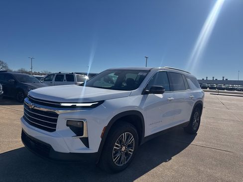 Used 2025 Chevrolet Traverse LT image 8