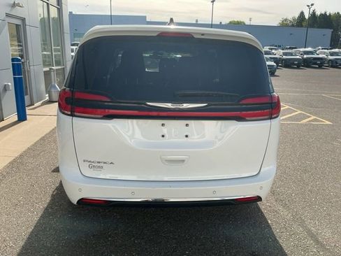 Used 2024 Chrysler Pacifica Touring-L FWD image 6
