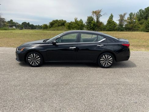 Used 2025 Nissan Altima 2.5 SV FWD image 2