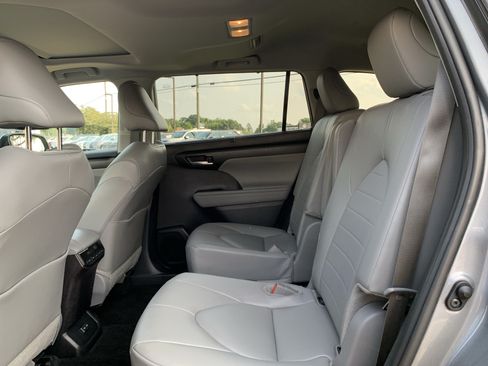 Used 2025 Toyota Highlander XLE AWD/4WD image 32