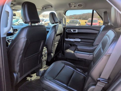Used 2022 Ford Explorer XLT w/ Equipment Group 202A AWD/4WD image 30