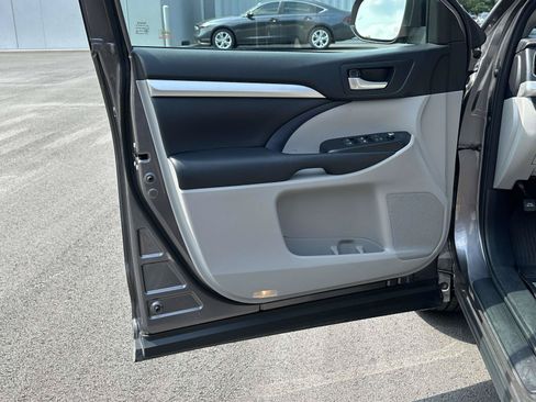 Used 2018 Toyota Highlander XLE FWD image 5
