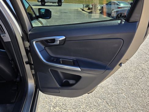 Used 2015 Volvo XC60 T5 Premier w/ Proximity Package image 14