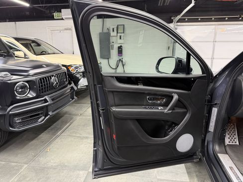 Used 2019 Bentley Bentayga image 21
