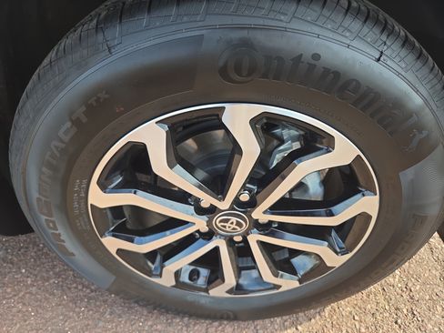 Used 2025 Toyota Corolla Cross AWD Hybrid w/ Moonroof Package image 11