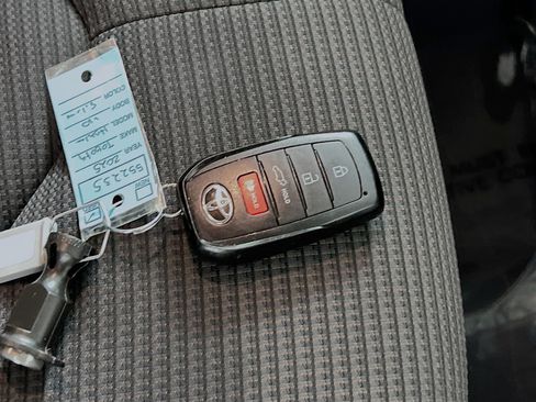 Used 2025 Toyota Highlander LE FWD image 36