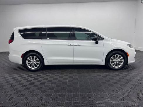 Used 2025 Chrysler Pacifica Select AWD/4WD image 8