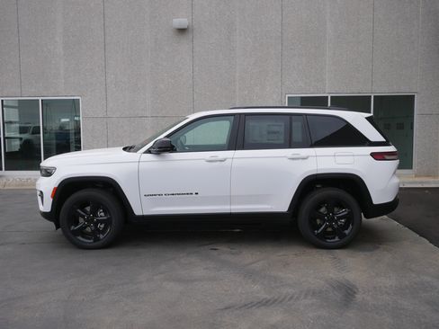 New 2025 Jeep Grand Cherokee Limited w/ Black Appearance Package image 15