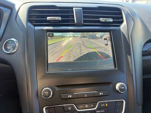 Used 2018 Ford Fusion SE w/ Equipment Group 201A FWD image 17