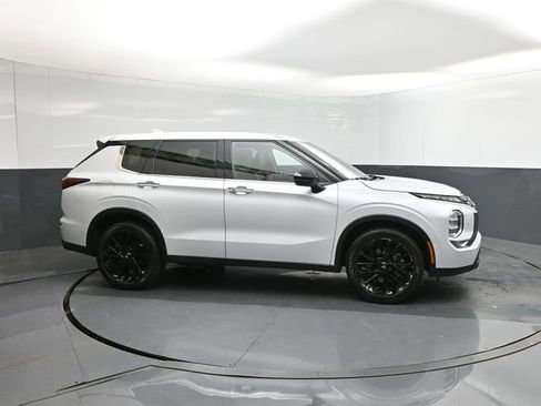 Used 2023 Mitsubishi Outlander SE image 26