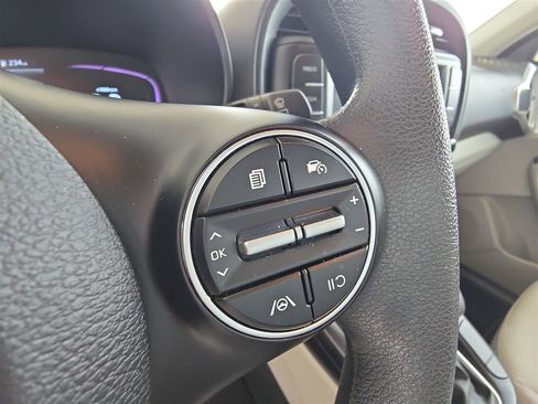 Used 2023 Kia Soul LX w/ LX Technology Package image 32