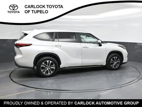 Used 2023 Toyota Highlander XLE AWD/4WD image 4