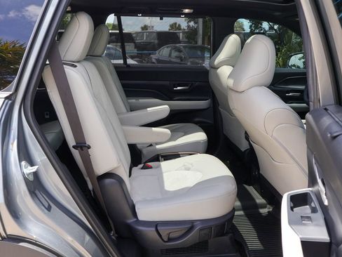 Used 2026 Toyota Grand Highlander AWD Hybrid image 11