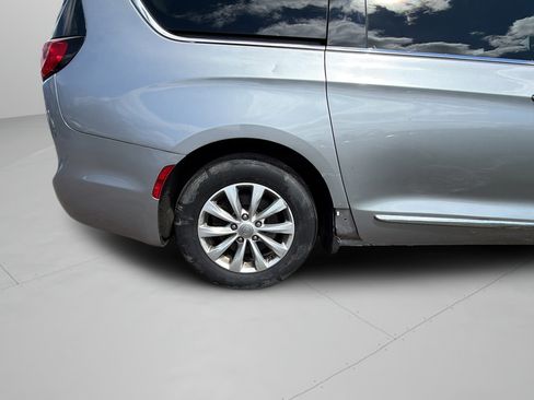 Used 2019 Chrysler Pacifica Touring-L FWD image 25