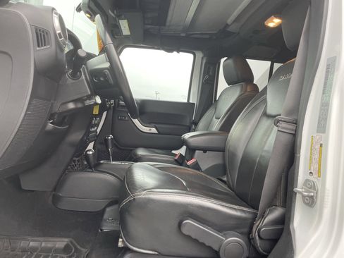 Used 2017 Jeep Wrangler Unlimited Sahara w/ Max Tow Package image 12