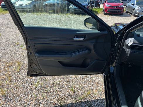 Used 2025 Nissan Altima 2.5 SV FWD image 15