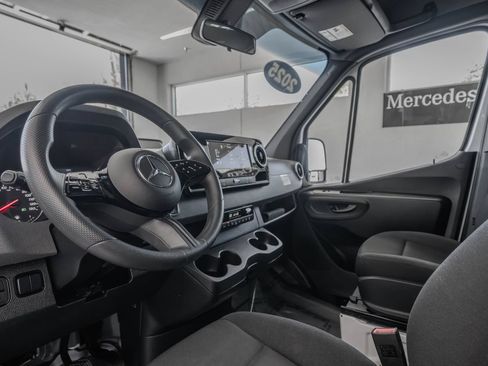 Used 2025 Mercedes-Benz Sprinter 2500 image 6