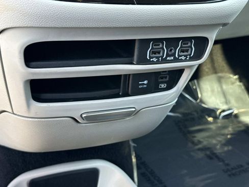 Used 2022 Chrysler Pacifica Touring-L image 29