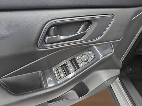 Used 2024 Nissan Rogue S FWD image 10