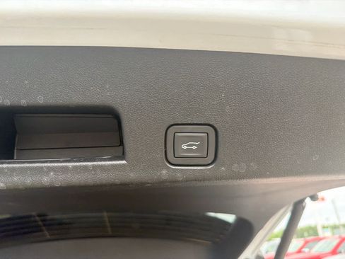 Used 2026 Chevrolet Traverse LT w/ LPO, Floor Liner Package FWD image 32