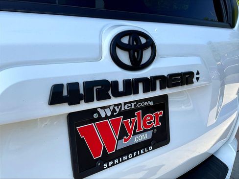 Used 2022 Toyota 4Runner SR5 Premium w/ Moonroof Package AWD/4WD image 24