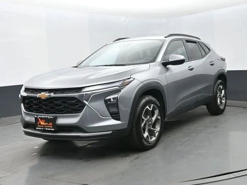 Used 2025 Chevrolet Trax LT FWD image 1