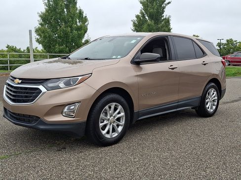 Used 2019 Chevrolet Equinox LS w/ LS Convenience Package AWD/4WD image 3