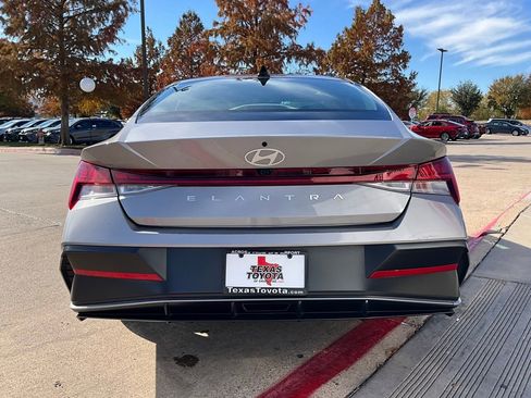 Used 2025 Hyundai Elantra SEL image 7