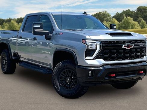 Used 2025 Chevrolet Silverado 2500 ZR2 w/ Technology Package AWD/4WD image 2
