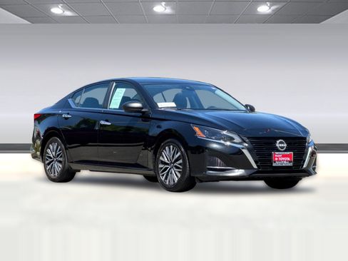 Used 2025 Nissan Altima 2.5 SV FWD image 7