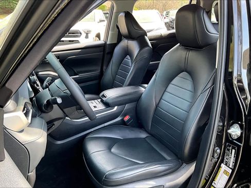 Used 2022 Toyota Highlander XLE image 8