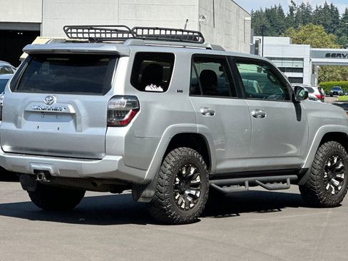 Used 2017 Toyota 4Runner SR5 AWD/4WD image 4