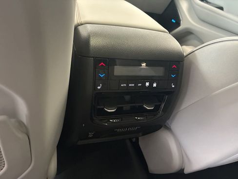 Certified 2022 Jeep Grand Cherokee Overland w/ Luxury Tech Group IV AWD/4WD image 15