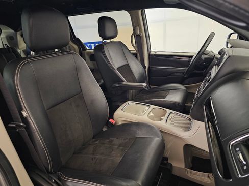 Used 2019 Dodge Grand Caravan SXT FWD image 26