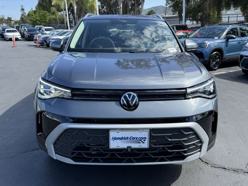 Used 2025 Volkswagen Taos SE AWD/4WD image 3