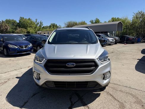 Used 2019 Ford Escape SE image 2