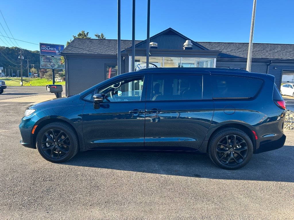 Used 2023 Chrysler Pacifica Limited w/ S Appearance Package AWD/4WD image 6