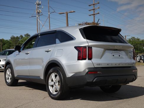 Used 2022 Kia Sorento LX FWD image 3