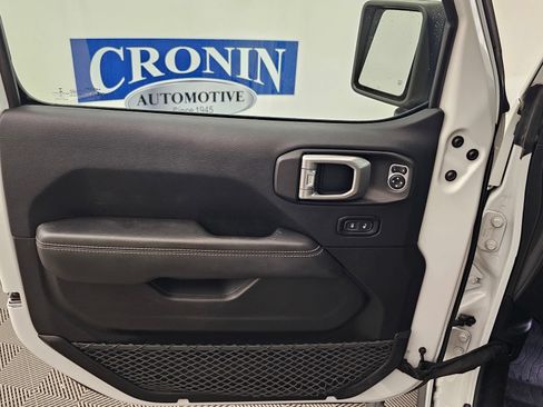 Used 2018 Jeep Wrangler Unlimited Sahara AWD/4WD image 2