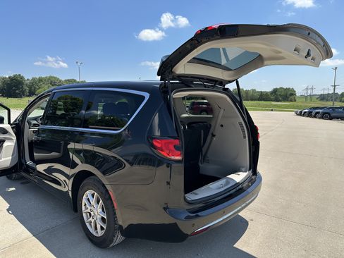Used 2023 Chrysler Pacifica Touring-L FWD image 22