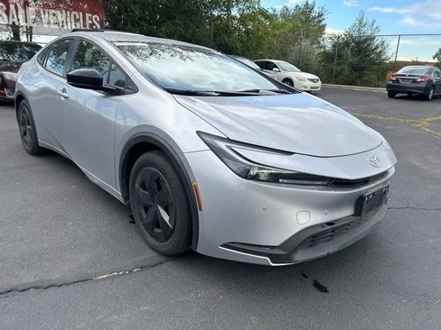 Used 2025 Toyota Prius LE FWD image 3