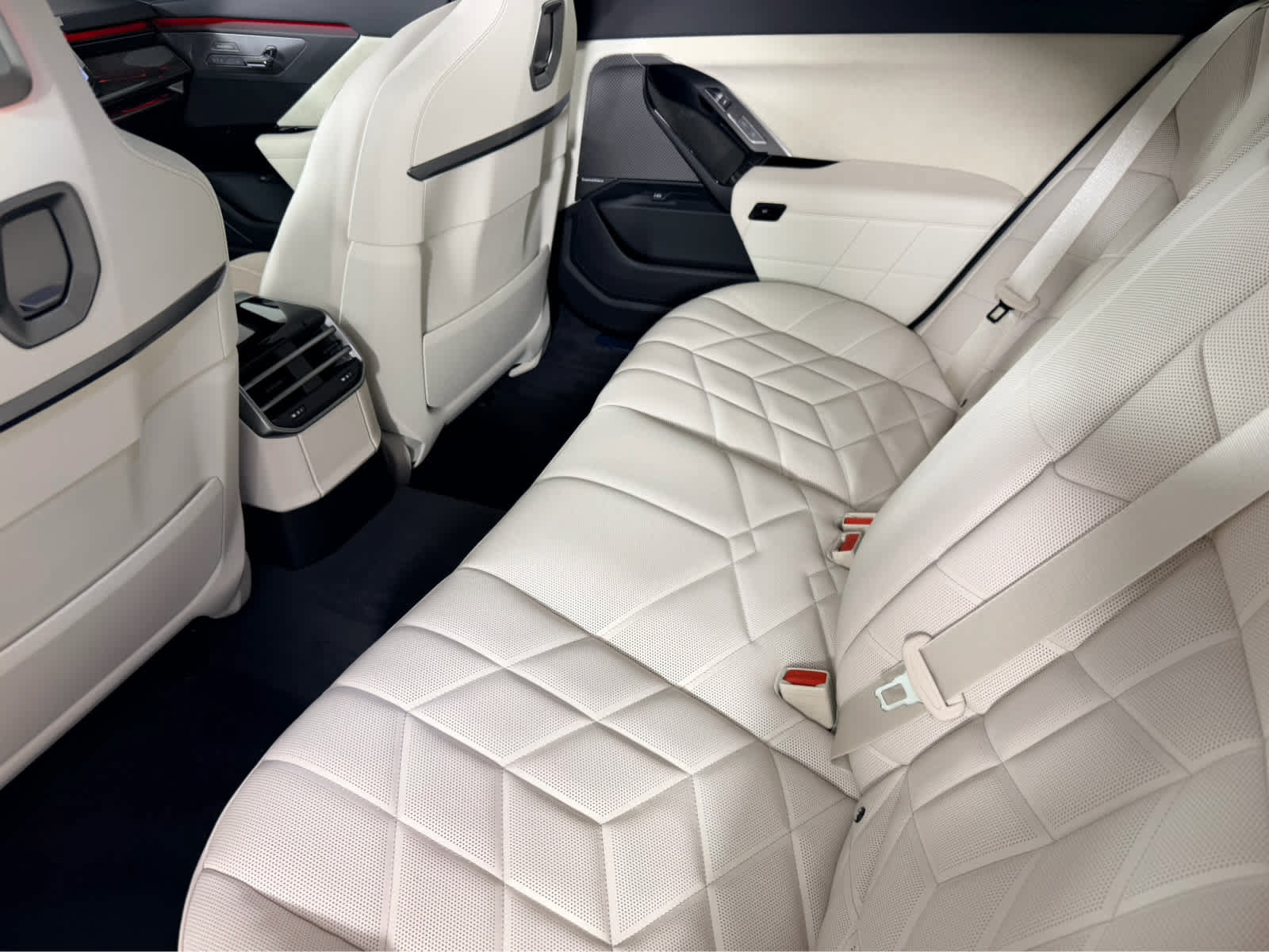 New 2027 BMW 740i w/ Executive Package RWD image 20