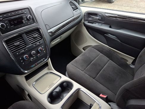 Used 2013 Dodge Grand Caravan SXT w/ UConnect Hands-Free Group image 21