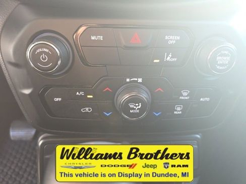 Certified 2022 Jeep Renegade Latitude w/ Convenience Group image 16